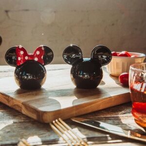 Disney Mickey and Minnie Mouse Black Ceramic Salt & Pepper shakers